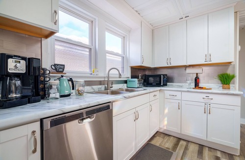 Fort Wayne House | King Bed, Stocked Kitchen, Easy Driveway Parking, 2mi to Downtown & Coliseum