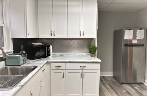 Fort Wayne House | King Bed, Stocked Kitchen, Easy Driveway Parking, 2mi to Downtown & Coliseum