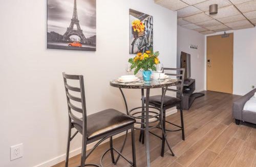 Centretown West Apartment | King Bed Studio Apartment - Near Chinatown
