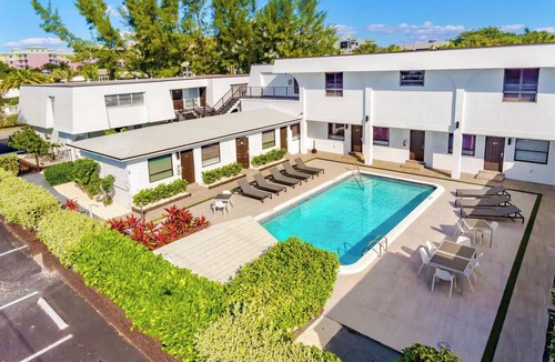 Deerfield Beach Apartment | King Bed Studio 102 Pet Friendly | Block to Beach!