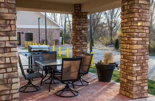 Schererville Condo | King Bed Suite | Indoor Pool. Free Breakfast.