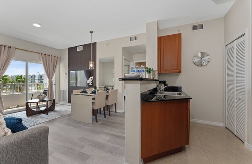 Florida Center Apartment | King Bed Suite, Kitchen, Near Theme Parks