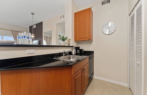 Florida Center Apartment | King Bed Suite, Kitchen, Near Theme Parks