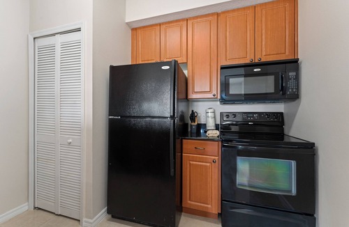 Florida Center Apartment | King Bed Suite, Kitchen, Near Theme Parks