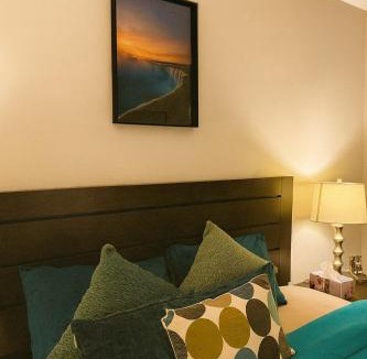 Oro-Medonte Apartment | King Bed Suite with Pool and Hot Tub Access