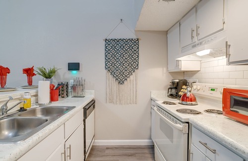 Central Arlington Apartment | King Bed✶Super Fast WiFi✶4K TVs✶2 Car Parking #106