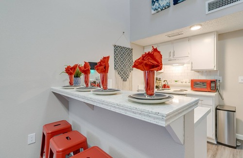Central Arlington Apartment | King Bed✶Super Fast WiFi✶4K TVs✶2 Car Parking #106