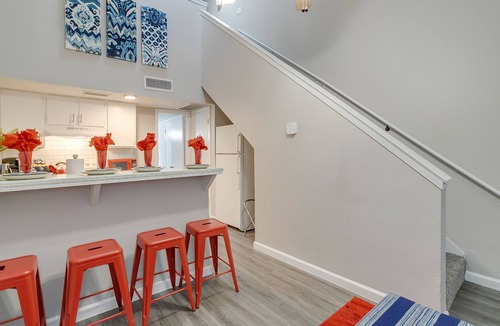 Central Arlington Apartment | King Bed✶Super Fast WiFi✶4K TVs✶2 Car Parking #106