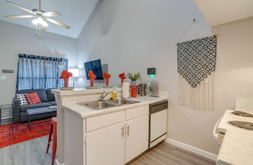 Central Arlington Apartment | King Bed✶Super Fast WiFi✶4K TVs✶2 Car Parking #106