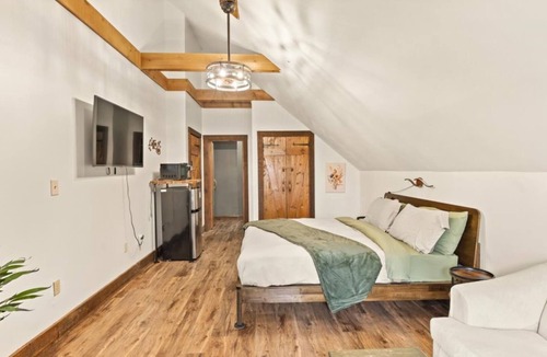 Townsend Hotel | King Bed | Tree Views | Sofa Lounge | Cozy Room