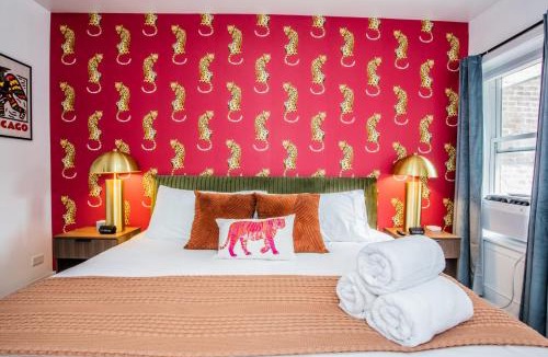 East Garfield Park Apartment | King Bed,United Center, Dogs Welcome,Walk to Train