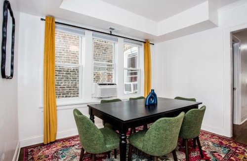 East Garfield Park Apartment | King Bed,United Center, Dogs Welcome,Walk to Train