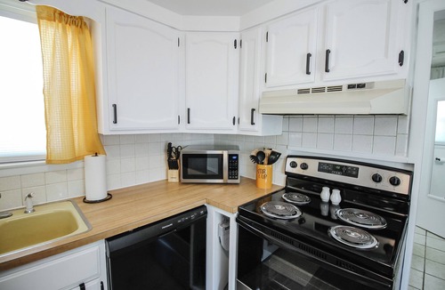 Wichita House | King Bed & Walk-In Shower - Ample Amenities + W/D