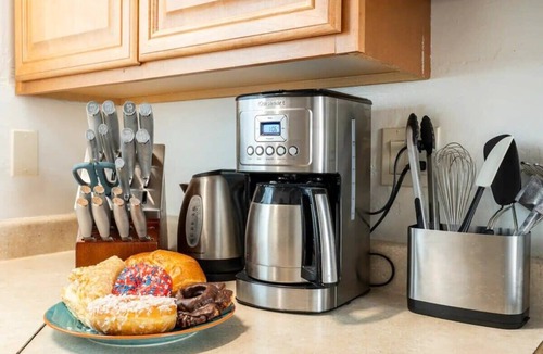 Tennyson - Alquire House | King Bed Walk to BART Near SFO Fast WiFi