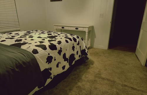 Weatherford House | King bed Weatherford square