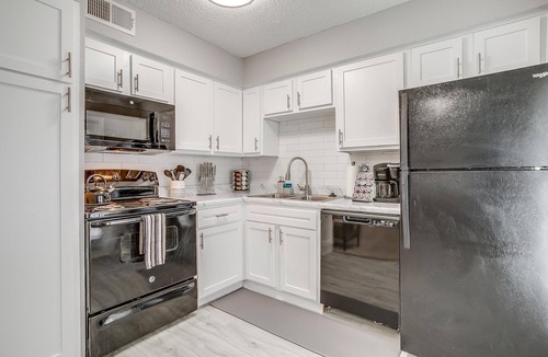 Central Arlington Apartment | King Bed ✶WiFi ✶Washer Dryer ✶4K TVs ✶Pets Allowed #425