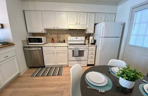 East Ocean View Apartment | King Bed WIFI - Work Space - 2 parking space B