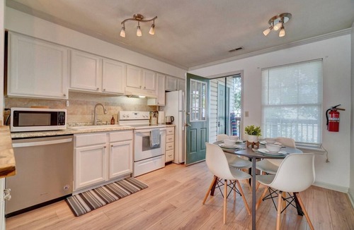 East Ocean View Apartment | King Bed WIFI - Work Space - 2 parking space B
