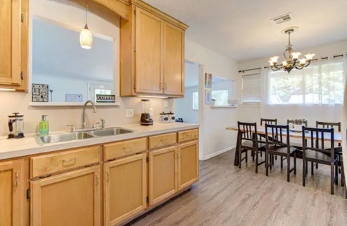 Beaumont House | king bed with Pool table, decked patio and gym