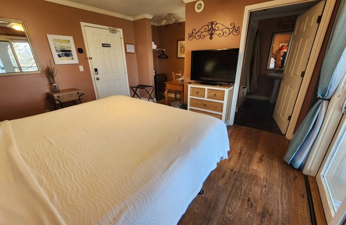 Lookout Valley Neighborhood Association Cabin | King Bed with River Views and Balcony