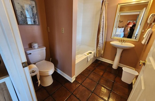 Lookout Valley Neighborhood Association Cabin | King Bed with River Views and Balcony