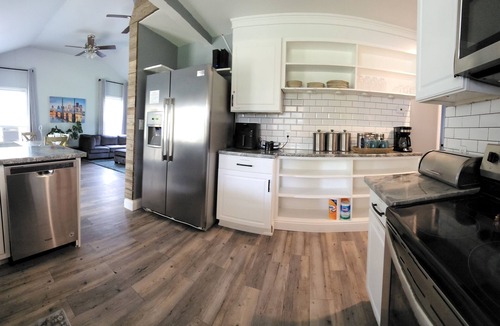 Jeffersonville House | King Bedroom, Outdoor Cabana w/Bed Swing, Quiet House Minutes to D/T Louisville