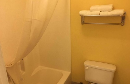 Hawkinsville Hotel | King Bedroom Smoking Room