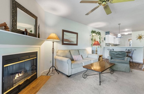 Table Rock Condo | King Bedroom Walk-in Condo - Covered Patio