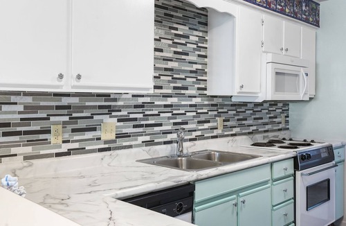 Table Rock Condo | King Bedroom Walk-in Condo - Covered Patio