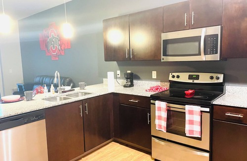 Scioto Mile Apartment | King Bedroom With Balcony Downtown