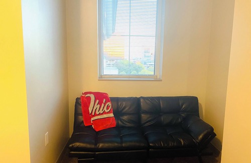 Scioto Mile Apartment | King Bedroom With Balcony Downtown