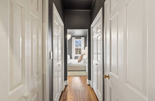 Old Town West House | King Beds & 2 Car Parking < > An Elegant Xcape.