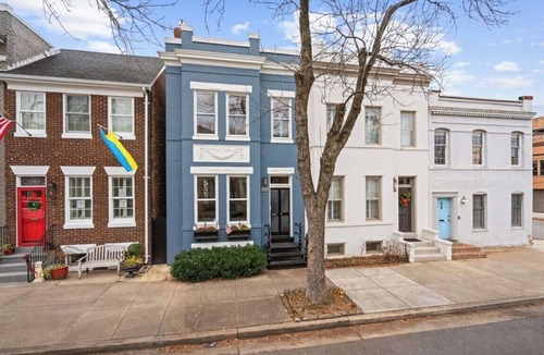 Old Town West House | King Beds & 2 Car Parking < > An Elegant Xcape.