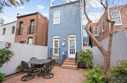 Old Town West House | King Beds & 2 Car Parking < > An Elegant Xcape.