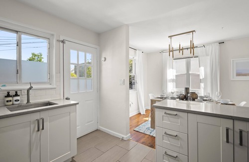 Old Town West House | King Beds <> A Chic Xcape in Vibrant Old Town