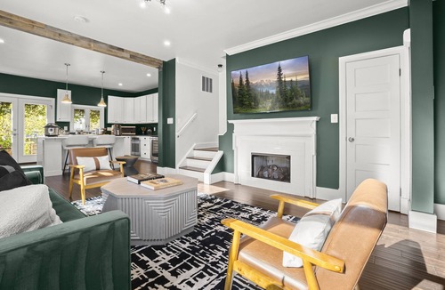 Old Town West House | King Beds <> A Dashingly Bodacious Old Town Xcape