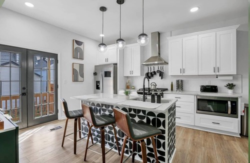 West Columbus House | King Beds+Games | HUGE Downtown Retreat | Dogs ok