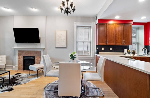 St. Louis Apartment | King Beds, Grove, Walkable to Forest Park, BJC, Pet friendly