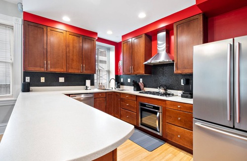 St. Louis Apartment | King Beds, Grove, Walkable to Forest Park, BJC, Pet friendly