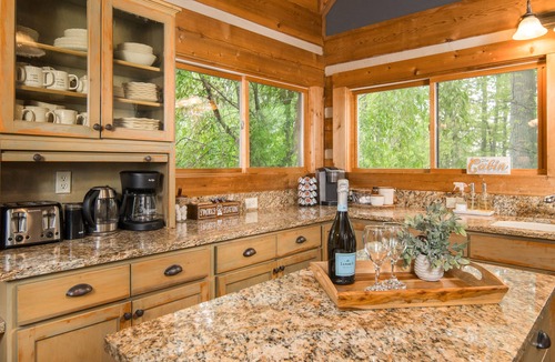 Boone Cabin | KING Beds Hot Tub - Fireplace - Ping Pong - Fire Pit