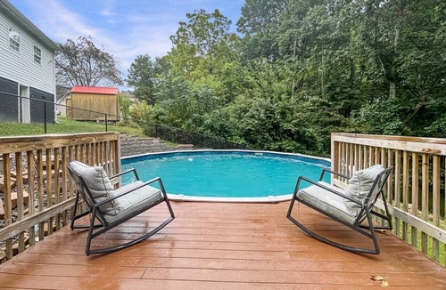 Eccles House | King beds, pet friendly, fenced in yard, with a pool!
