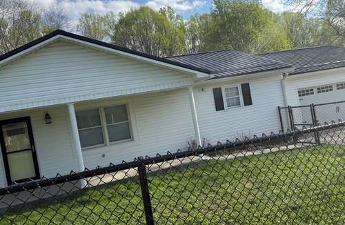 Eccles House | King beds, pet friendly, fenced in yard, with a pool!
