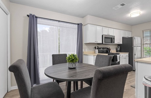 College Station House | King beds, two living rooms and plenty of parking