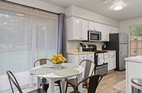 College Station House | King beds, two living rooms and plenty of parking