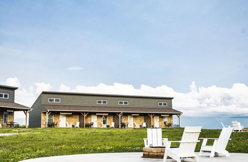 Maple Hill Hotel | King Cabin Room Lark Spur