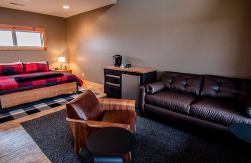 Maple Hill Hotel | King Cabin Room Osage