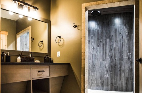 Maple Hill Hotel | King Cabin Room Osage