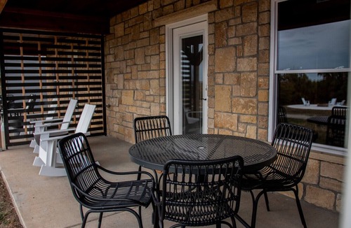 Maple Hill Hotel | King Cabin Room Osage