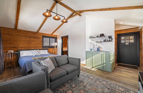 Thompson Cabin | King Cabin Secluded Romantic Space Near Elk Mountain. Hot Tub, Firepit & Views!