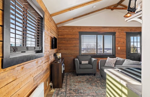 Thompson Cabin | King Cabin Secluded Romantic Space Near Elk Mountain. Hot Tub, Firepit & Views!